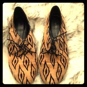 UNIQUE patterned oxfords BCBG!